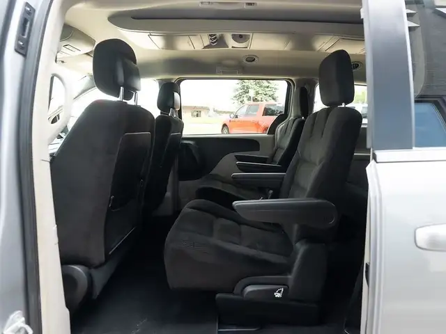 2016 Chrysler Town & Country TOURING in Cars & Trucks in Saskatoon - Image 17