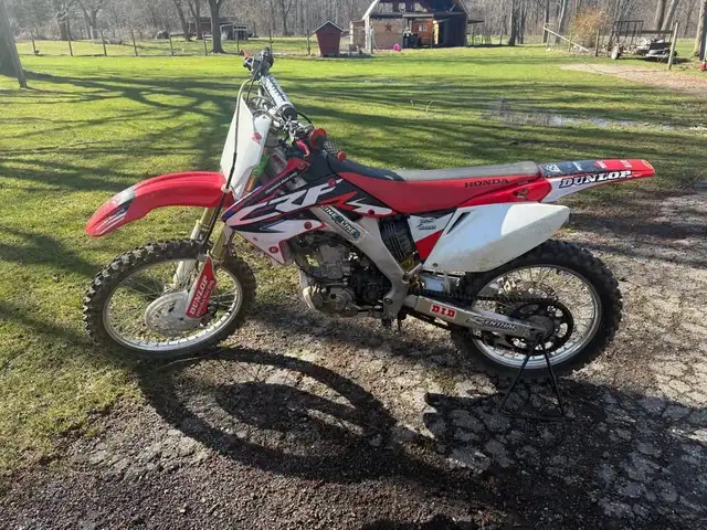 2007 HONDA CRF250R-RED! in Dirt Bikes & Motocross in Edmonton - Image 9