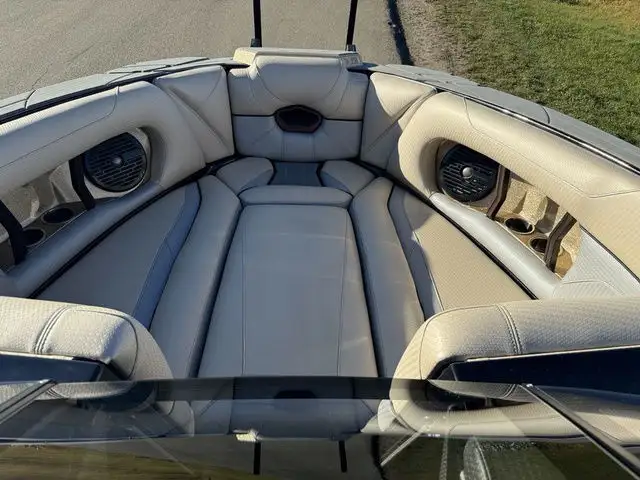 2021 Centurion Ri245 in Powerboats & Motorboats in Kelowna - Image 12