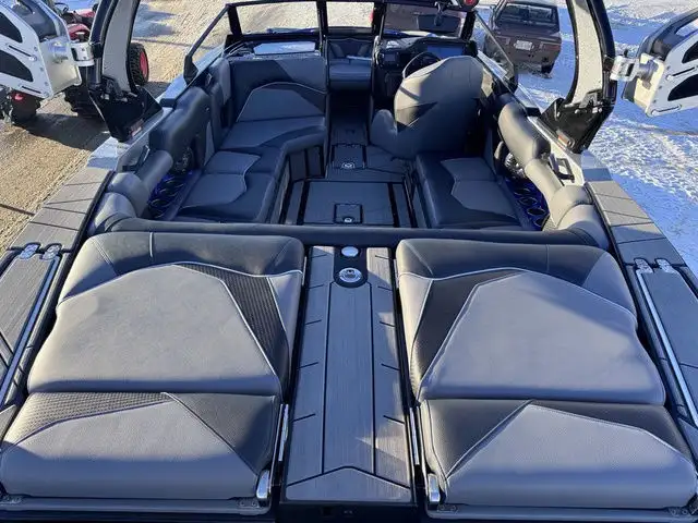 2025 Centurion Fe23 in Powerboats & Motorboats in Kelowna - Image 6
