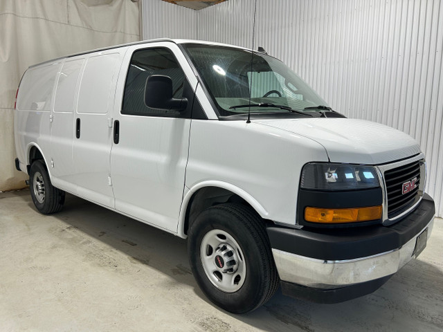 2023 GMC Savana Cargo Van Utilitaire 2500 Courte 135po V6 A/C in Cars & Trucks in Shawinigan - Image 4