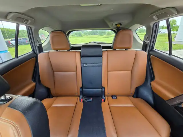 2017 Toyota RAV4 Hybrid in Cars & Trucks in Ottawa - Image 31