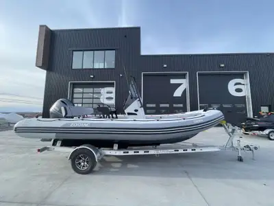 XDC37B99J224 Remorque Aluminium, Tube hypalon, Sonar à poisson avec GPS, Radio VHF, Glacière, Coussi...