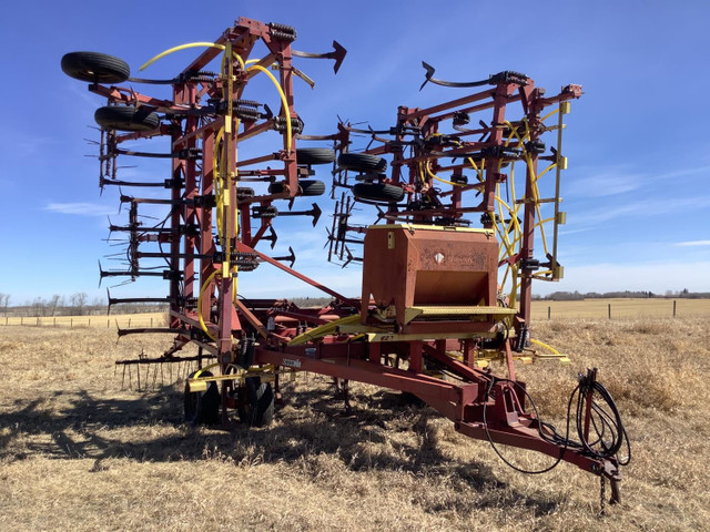 Case IH 53 Ft Deep Tillage Cultivator 5700 in Farming Equipment in Edmonton - Image 3