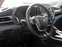 FEATURES OF THE Highlander Limited AWD »» Panoramic moonroof for an open-air experience »» Premium J... (image 9)