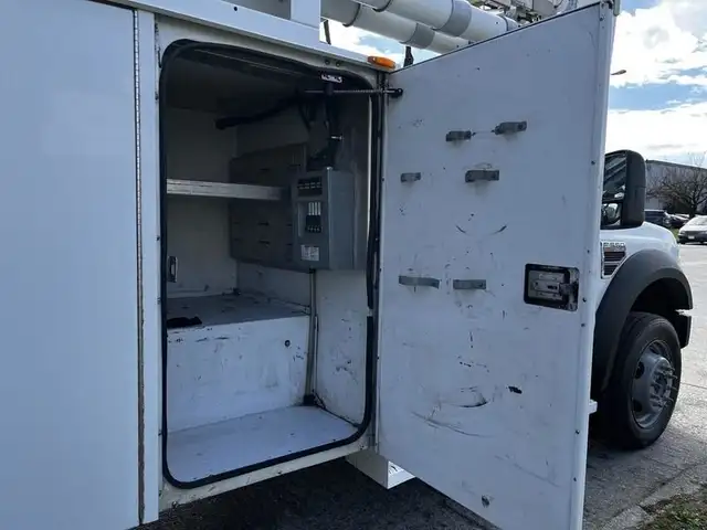 2008 ford F-550 Service Truck With Bucket 2WD Diesel in Heavy Trucks in Richmond - Image 11