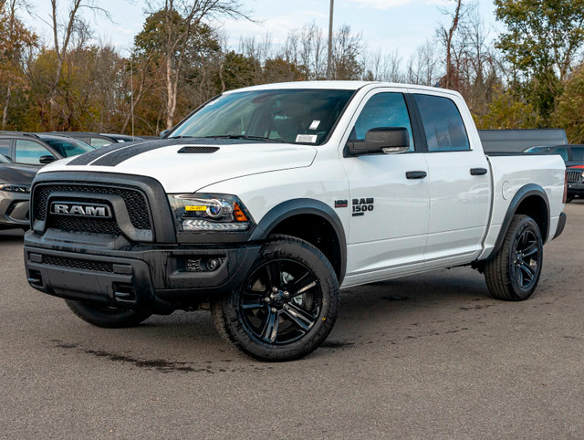 2024 Ram 1500 Classic WARLOCK CREW V8 4X4 *SIEGES CHAUFF* CARPLA in Cars & Trucks in Laurentides