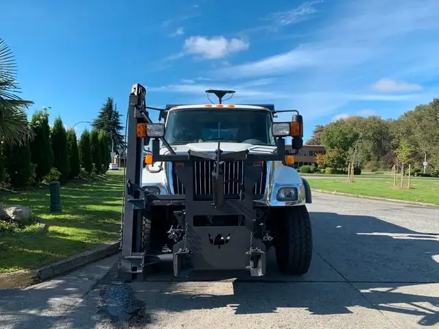 2007 international 7300 Dump Truck With Plow and Spreader Diesel in Heavy Trucks in Richmond - Image 4