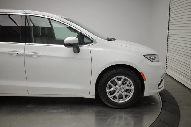 2023 Chrysler Pacifica Touring L in Cars & Trucks in Calgary - Image 2