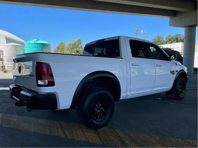 2022 Ram 1500 Classic Warlock CREW 4WD 5.7L HEMI B/U CAMERA dans Autos et camions dans Delta/Surrey/Langley - Image 8