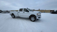 This Ram 2500 is equipped with: Cloth Front 40/20/40 Bench Seat, Radio: Uconnect 5 w/8.4 Display, 4G... (image 2)