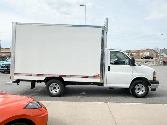 2025 Chevrolet Express Cutaway Work Van 4.3L V6 WITH REMOTE E... in Cargo & Utility Trailers in Ottawa - Image 8