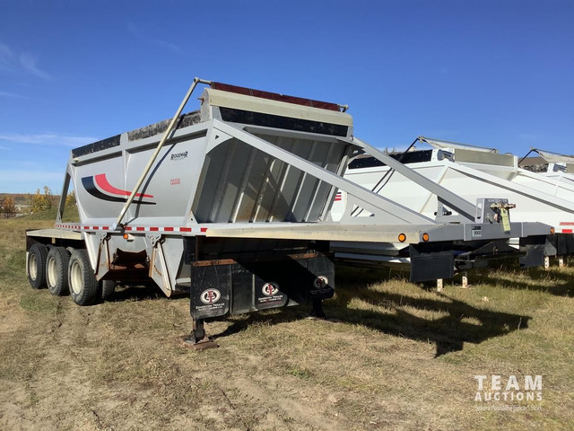 2014 Ridgemar 38 Ft Tri-Axle Cross Clam Bottom Dump Trailer in Heavy Trucks in Regina - Image 3