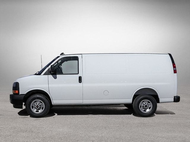 2025 GMC Savana Cargo 2500 WT 135 in Cars & Trucks in City of Montréal - Image 3