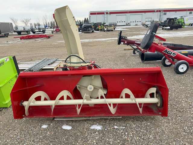 2021 Farm King Y840G Snowblower in Farming Equipment in Lethbridge - Image 2
