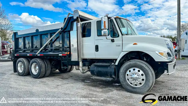 2004 INTERNATIONAL 7400 TANDEM AXLE DUMP TRUCK in Heavy Trucks in Chilliwack - Image 4