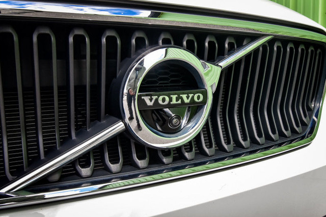 2021 Volvo XC40 MOMENTUM • SUNROOF • HEATED LEATHER • NAVIGATION in Cars & Trucks in Cornwall - Image 2