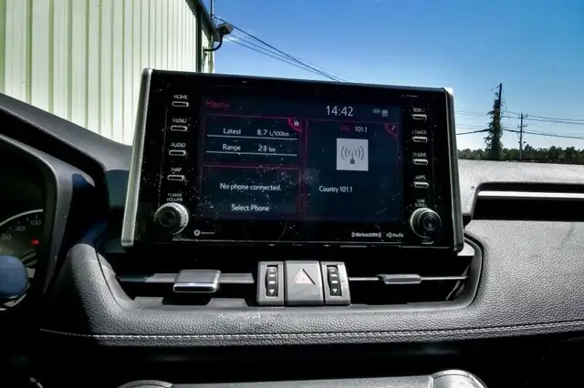 2022 Toyota RAV4 XLE • SUNROOF • HEATED SEATS • POWER LIFTGATE dans Autos et camions dans Cornwall - Image 20