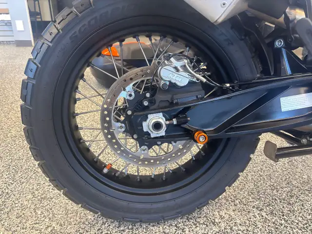 1 KTM ADVENTURE 890 MOTO AVENTURE A L'ETAT NEUF IMPECCABLE AUCUN in Other in Lac-Saint-Jean - Image 15