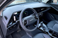 Sunroof, Wireless Phone Charger, Uvo, Push Button Start, Blind Spot Detection, Satellite Radio, Clot... (image 7)