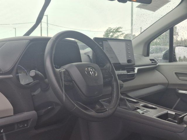 2024 Toyota Sienna LE | Radar Cruise | Power Sliding Doors in Cars & Trucks in Guelph - Image 2