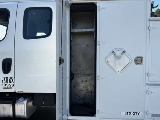2004 Freightliner M2 106 CAT C7 Service Truck with Pumps in Heavy Trucks in Delta/Surrey/Langley - Image 62
