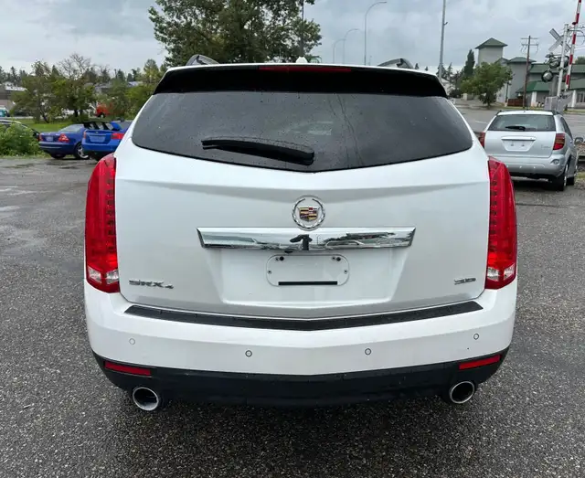 2013 Cadillac SRX Luxury AWD – Premium Comfort & Super Low Kms dans Autos et camions dans Calgary - Image 6
