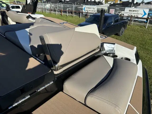 2025 Centurion Fe23 in Powerboats & Motorboats in Kelowna - Image 8