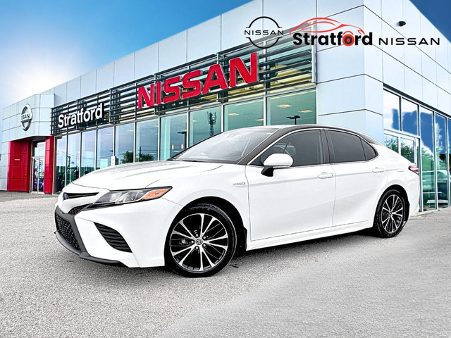 2020 Toyota Camry Hybrid SE | CLEAN CARFAX | FULL SERVICE HISTOR in Cars & Trucks in Stratford