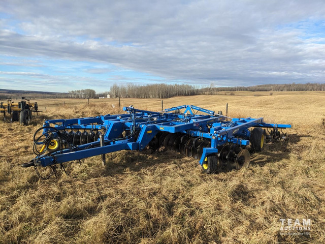 Landoll 21 Ft Tandem Disc 6230-21 in Farming Equipment in Grande Prairie