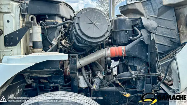 2004 INTERNATIONAL 7400 TANDEM AXLE DUMP TRUCK in Heavy Trucks in Chilliwack - Image 19
