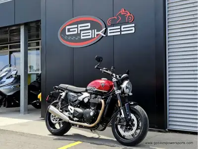 A perfect blend of contemporary design and authentic DNA; exhilarating sports performance and agile...