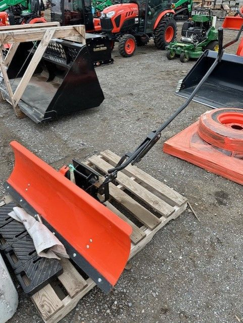 2021 KUBOTA GR2020-3-48 Lawn tractor and snow blade in Heavy Equipment in Calgary - Image 4
