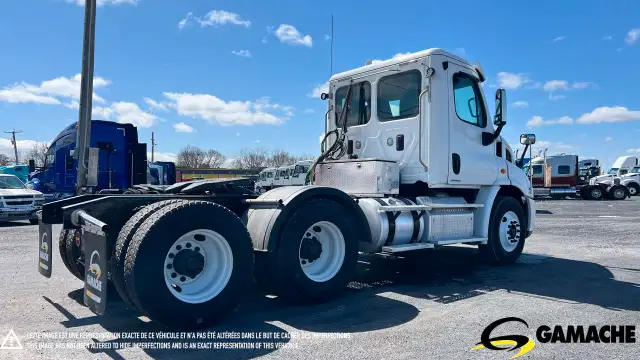 2011 FREIGHTLINER CASCADIA CA113DC DAY CAB in Heavy Trucks in Chilliwack - Image 6