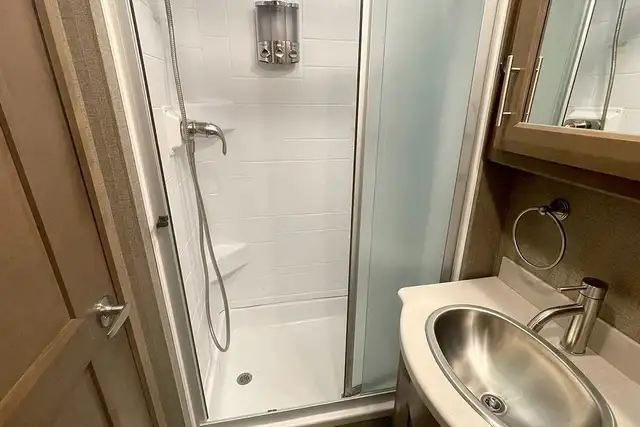 2022 Thor Miramar 35.2 – Pre-Owned Class A Motorhome.  in RVs & Motorhomes in Red Deer - Image 36