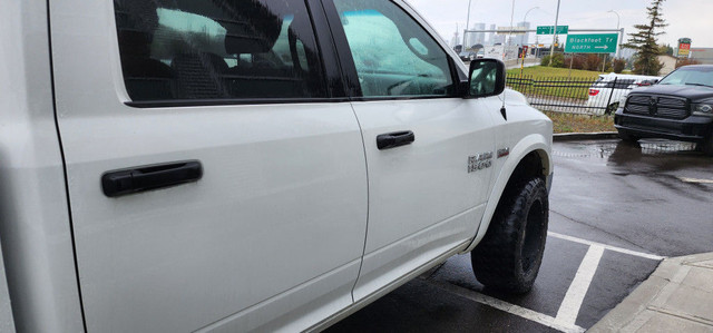 2018 Ram 1500 4x4 Crew Cab 6'4" Box in Cars & Trucks in Calgary - Image 2
