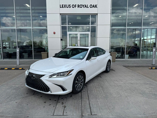 2025 Lexus ES 250 PREMIUM PACKAGE / ZERO ACCIDENTS / AWD / DE... in Cars & Trucks in Calgary