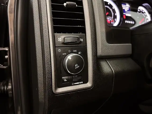 2019 Ram 1500 Classic Quad Cab 4x4 v6 3,6L Boite fermee Camera 6 in Cars & Trucks in Laval / North Shore - Image 19