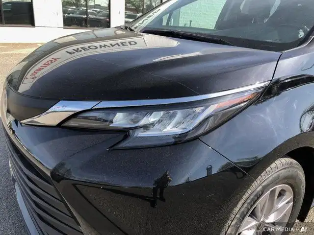 2021 Toyota Sienna LE | Third Row Seating | Apple/Android in Cars & Trucks in Calgary - Image 12