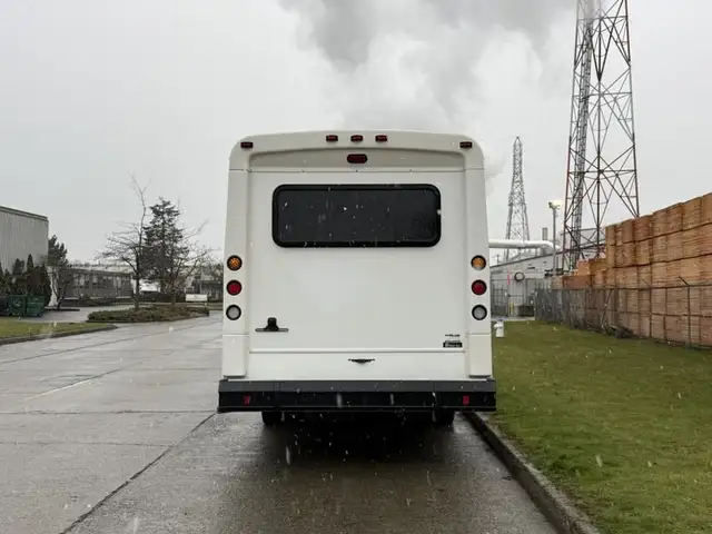 2011 ford F-550 31 Passenger Bus Powerstroke Diesel in Heavy Trucks in Richmond - Image 10
