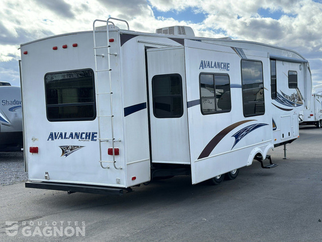 2011 Avalanche 330 RE Fifth Wheel in Travel Trailers & Campers in Laval / North Shore - Image 4