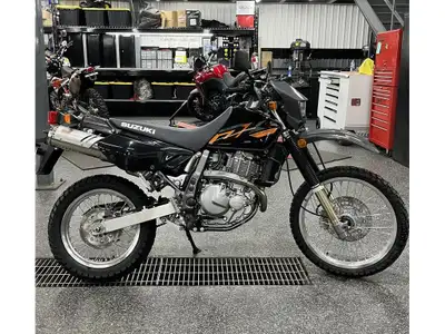 2025 Suzuki DR650SE Les photos peuvent être à titre indicatif et sans inscription. Les promotions en...