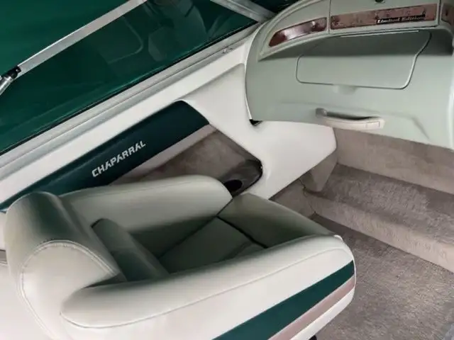 1997 Chaparral 230 Sport Bowrider in Powerboats & Motorboats in Trenton - Image 6