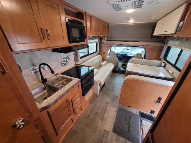 2018 Winnebago 25B , génératrice , solaire in Travel Trailers & Campers in Québec City - Image 4