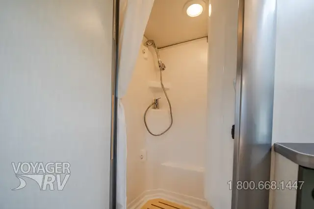 2025 Winnebago Ekko 22A AWD POP-TOP in RVs & Motorhomes in Kelowna - Image 17