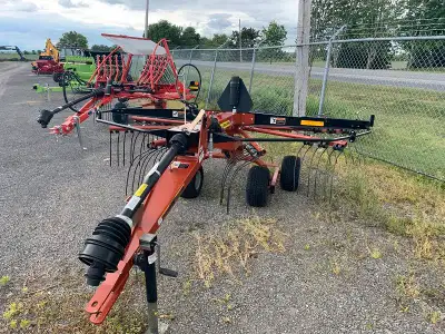 2023 PEQUEA HR939 1-ROTOR ROTARY RAKE SPECIAL PRICING STOCK# A056746 1 ROTOR 10 FOOT 8 INCH WORKING...