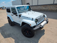 Beau petit Jeep blanc avec accessoires noirs. Roue Fast sur pneus Mud Terrain 35''. Suspension relev... (image 8)