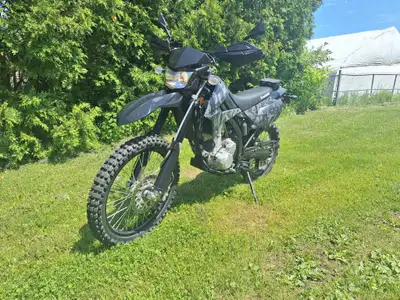 Superbe Kawasaki KLX 300 2021 – Double usage (route & trail) Points forts : Très faible kilométrage...
