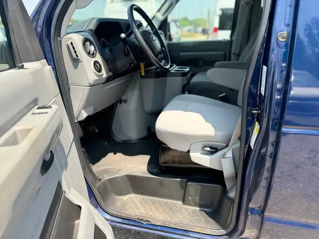 2014 Ford Econoline Wagon 15 Passenger in Cars & Trucks in Oakville / Halton Region - Image 15