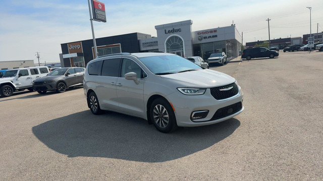 2021 Chrysler Pacifica Hybrid Touring L Plus in Cars & Trucks in Edmonton - Image 2